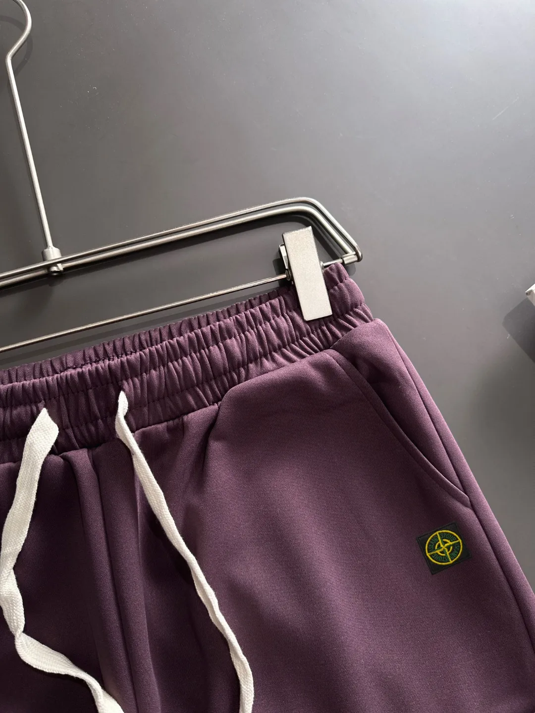 Next day shipment P360 Stone lsland/Stone Island Exclusively launches 25ss autumn and winter new high-quality trousers. Compare real-life details at will. Craftsmanship that ordinary small workshops cannot copy. Top-level ZP development. Unique imported fabric feel. Purely imported German machine production. Precision operation. Ten thousand needle density. A pair of trousers with rich details. You can see the development strength. A full set of new accessories are customized simultaneously. Simple yet elegant. Soft, delicate and comfortable. The upper body is versatile and fashionable. A perfect choice for autumn and winter, a must-have item. Sizes: M to 3XL (please state your height and weight when placing an order)